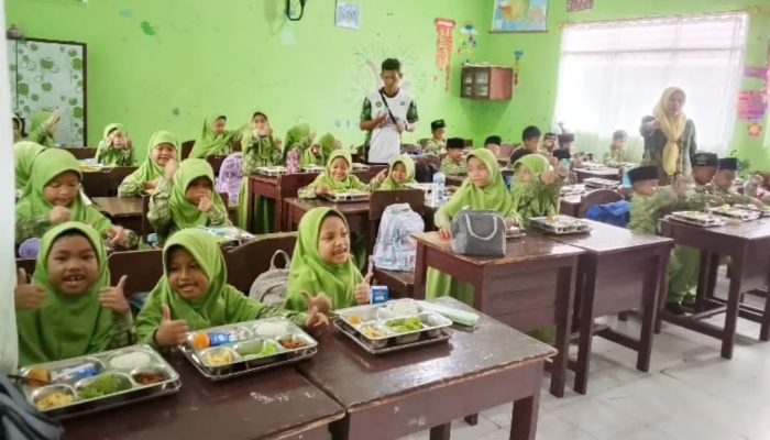 Hari Pertama MBG di MIN 9 Bandar Lampung Disambut Meriah