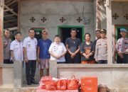 Wakil Bupati Pesisir Barat Serahkan Bantuan untuk Korban Angin Puting Beliung