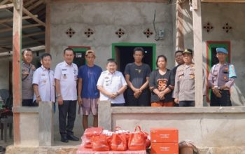 Wakil Bupati Pesisir Barat Serahkan Bantuan untuk Korban Angin Puting Beliung