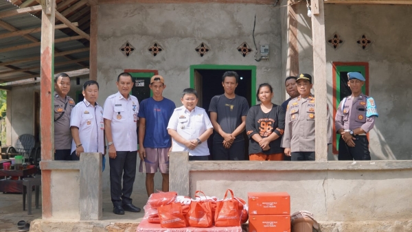 Wakil Bupati Pesisir Barat Serahkan Bantuan untuk Korban Angin Puting Beliung