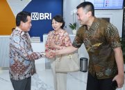 Direksi BRI menyapa langsung nasabah dalam rangka Hari Pelanggan Nasional 2025, sebagai wujud apresiasi atas kepercayaan dan loyalitas yang telah diberikan kepada BRI.