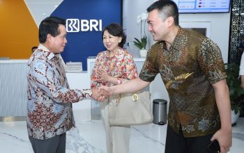 Direksi BRI menyapa langsung nasabah dalam rangka Hari Pelanggan Nasional 2025, sebagai wujud apresiasi atas kepercayaan dan loyalitas yang telah diberikan kepada BRI.