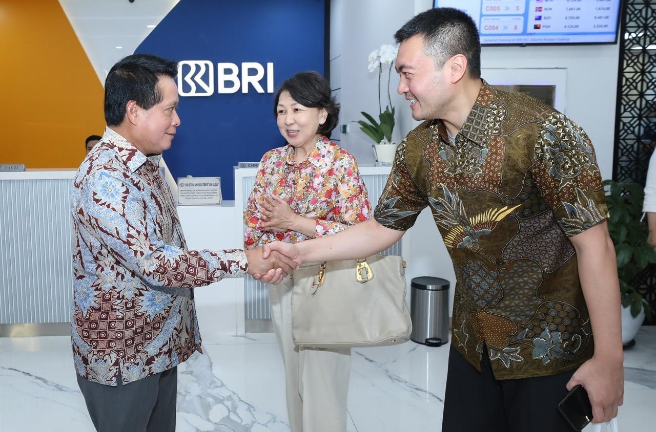 Direksi BRI menyapa langsung nasabah dalam rangka Hari Pelanggan Nasional 2025, sebagai wujud apresiasi atas kepercayaan dan loyalitas yang telah diberikan kepada BRI.
