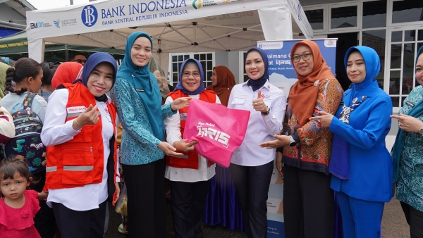 Bantu Warga Terdampak Inflasi, TNI AL dan PMI Gelar Pangan Murah di Panjang