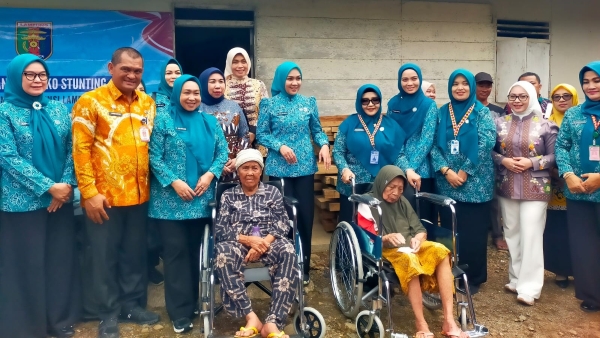 Kunjungi Tanggamus, Ketua TP PKK Lampung Serahkan Bantuan untuk Warga