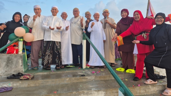 Hasil Donasi Warga, Tangga Cor Menuju Laut di Pantai Kunyit Resmi Dibuka