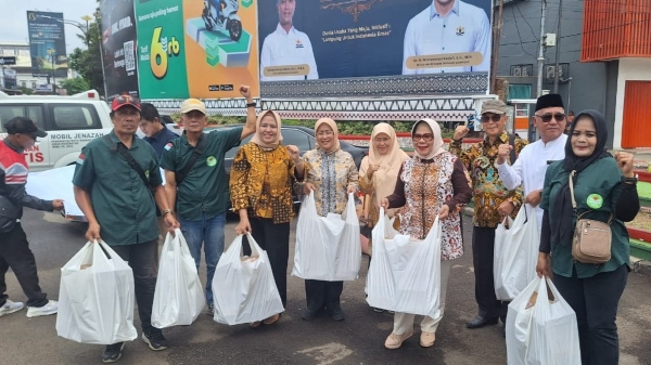 Peringati Maulid Nabi, Mantan Anggota DPRD Lampung Bagikan Ratusan Nasi Kotak