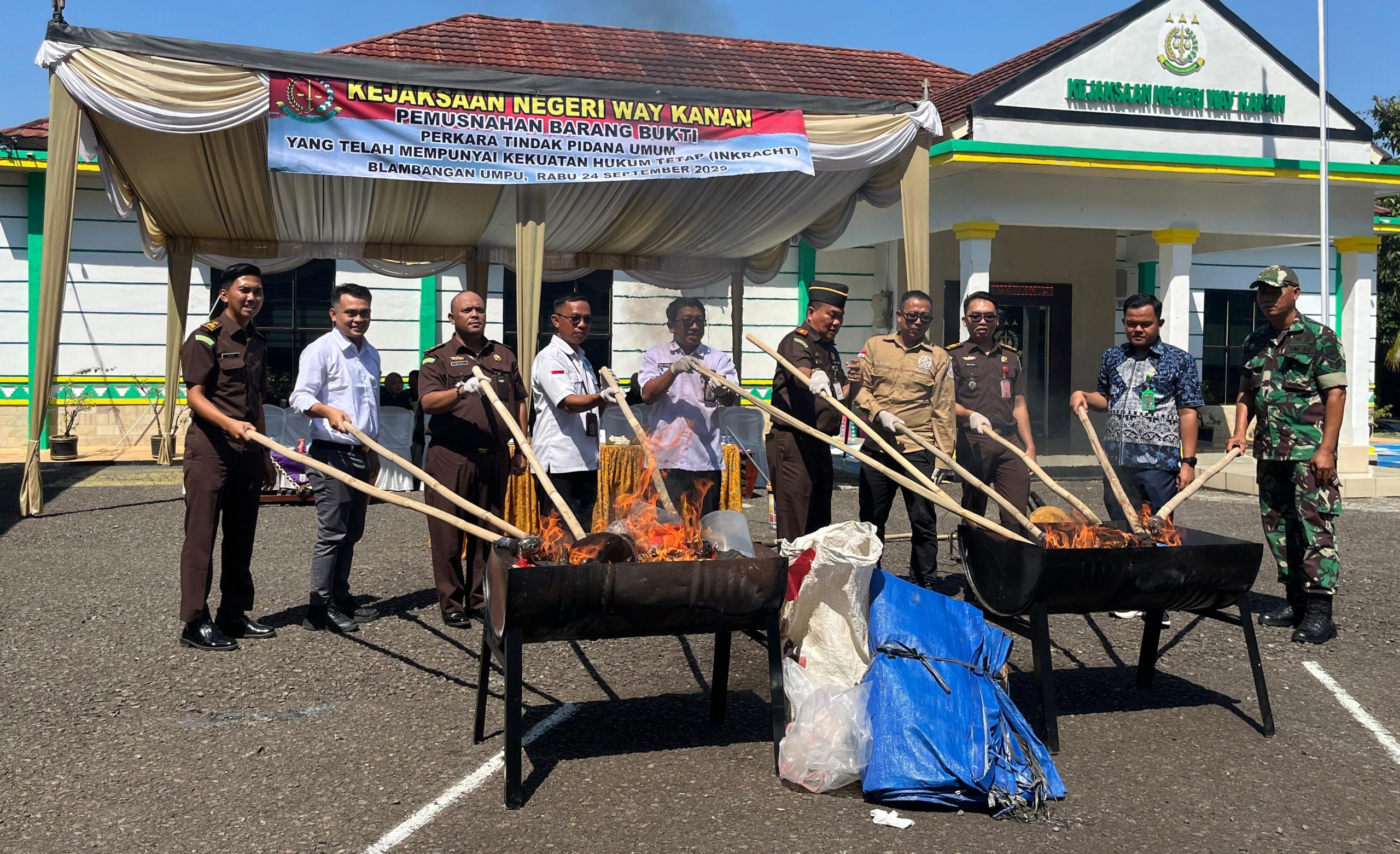 Kejari Way Kanan Musnahkan Barang Bukti 17 Perkara Tindak Pidana Umum