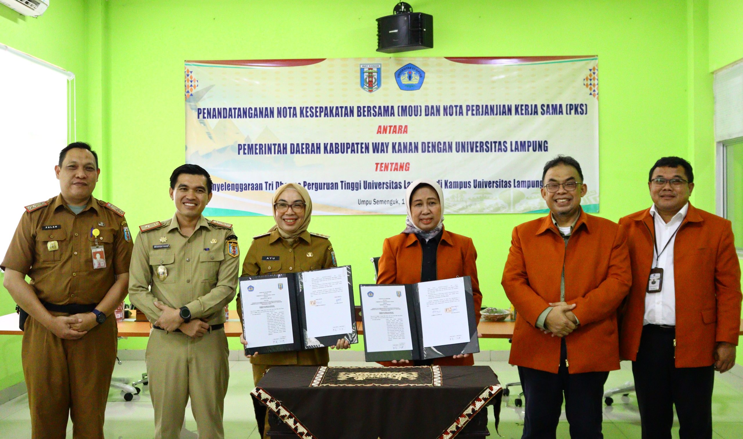 Bupati Way Kanan Ayu Asalasiyah, S.Ked., bersama jajaran Universitas Lampung usai penandatanganan Nota Kesepahaman (MoU) dan Perjanjian Kerja Sama di Kampus PSDKU Unila Way Kanan, Selasa (1/7/2025).
