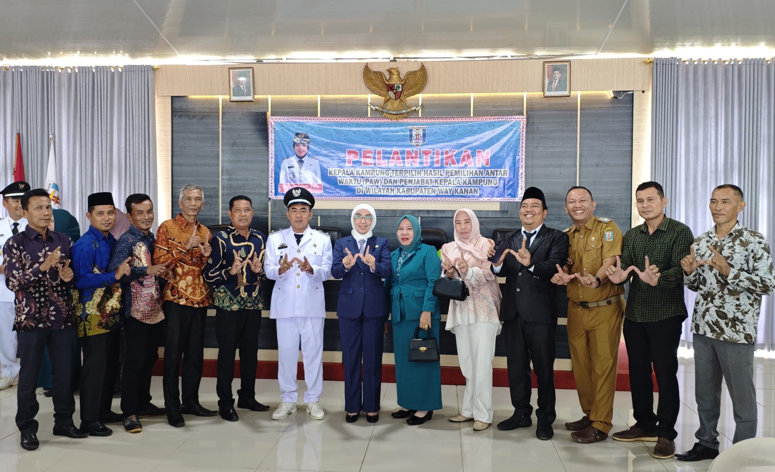 Bupati Way Kanan, Ayu Asalasiyah, S.Ked berfoto bersama usai melantik dua Kepala Kampung hasil Pergantian Antar Waktu (PAW) serta satu Penjabat Kepala Kampung di Gedung Pemkab Way Kanan, Selasa (9/9/2025).