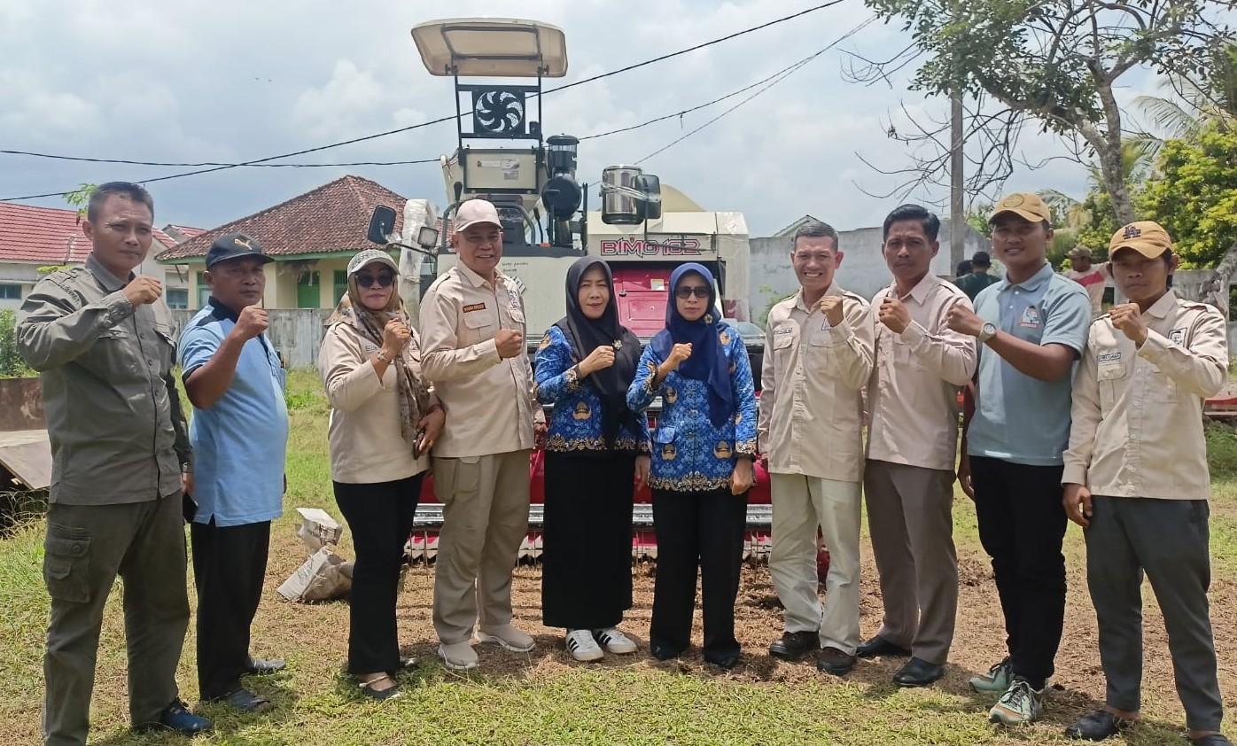 Tani Merdeka Indonesia Way Kanan Salurkan Satu Unit Combine untuk Petani di Bumi Agung