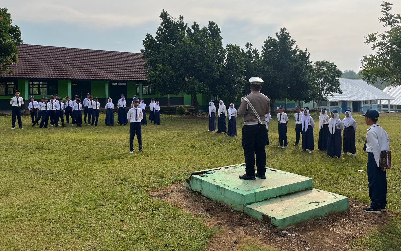 Satlantas Polres Way Kanan Beri Pembinaan dan Penyuluhan ke Pelajar SMPN 3 Blambangan Umpu