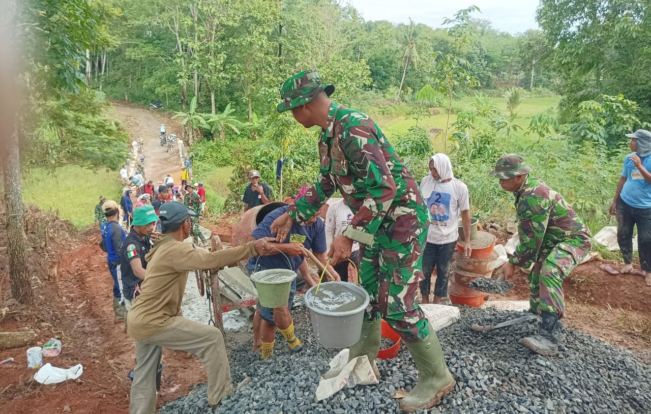 TNI dan Warga Kampung Sriwijaya Kompak Cor Jalan dalam Program TMMD ke-126