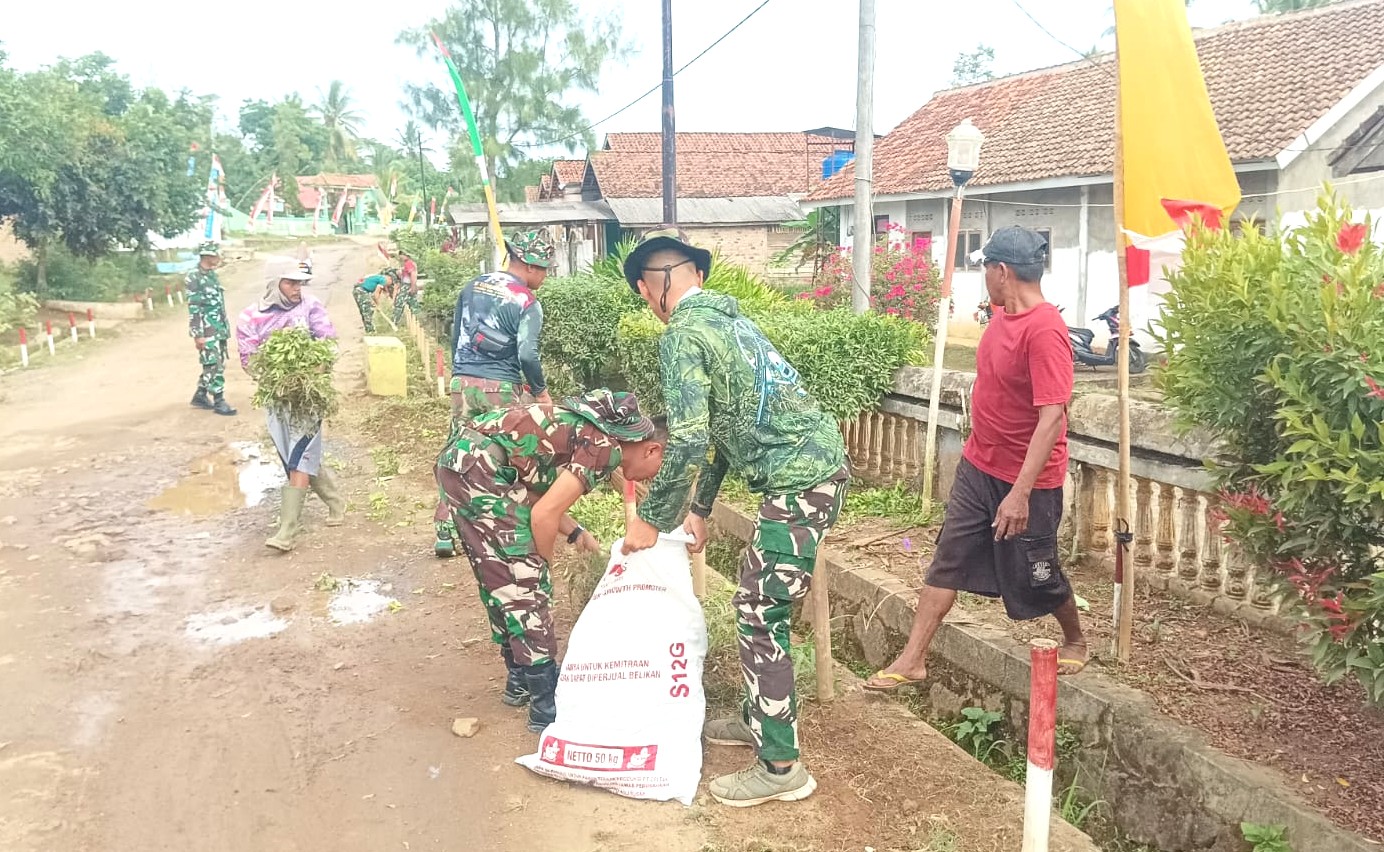 Satgas TMMD dan Warga Sriwijaya Kompak Gotong Royong Bersihkan Parit