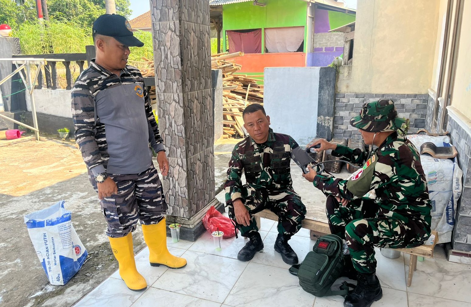 Tim Kesehatan Kodim 0427/Way Kanan Lakukan Pemeriksaan Rutin bagi Personel dan Warga di Lokasi TMMD ke-126