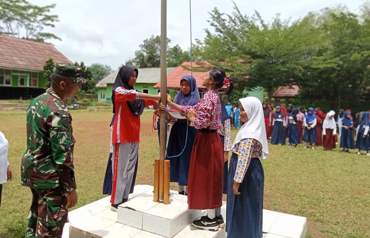Satgas TMMD ke-126 Latih Siswa SDN 1 Sriwijaya Upacara Bendera, Tanamkan Disiplin dan Cinta Tanah Air