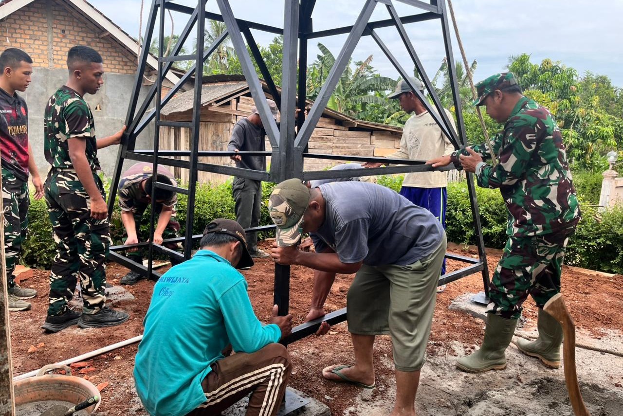 TNI dan Warga Sriwijaya Pasang Tower Air TMMD ke-126 Kodim 0427/Way Kanan