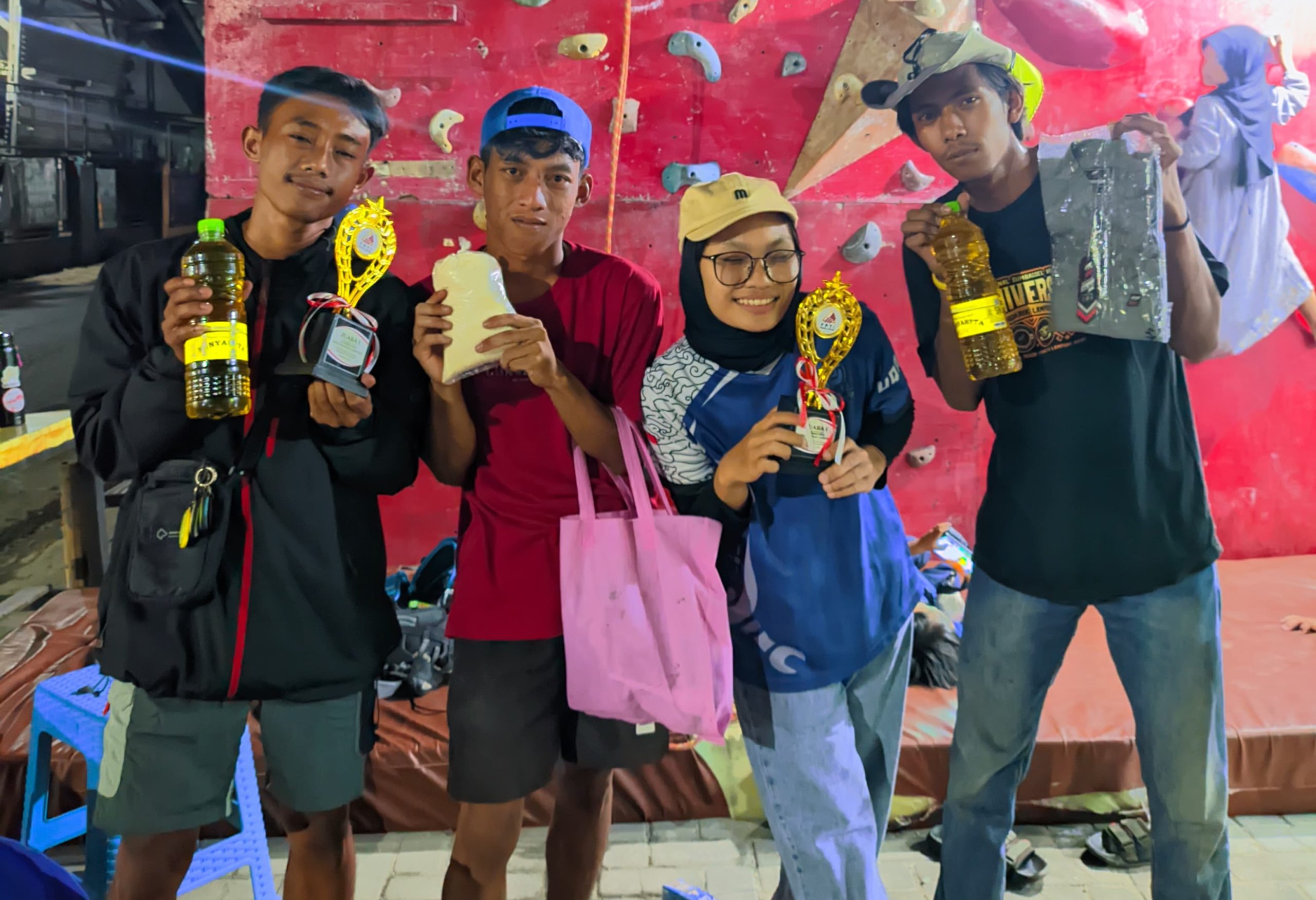 Atlet Panjat Tebing Way Kanan Sapu Bersih Juara 1 di Kejuaraan FPTI Bandar Lampung