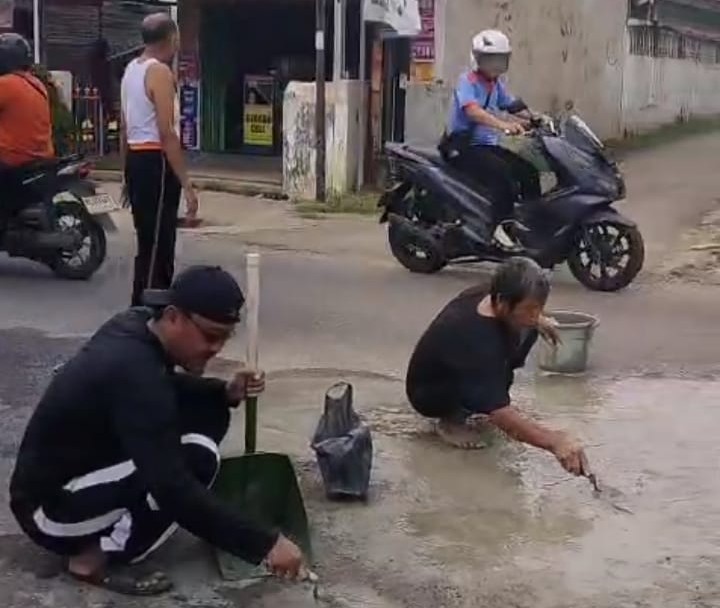 Warga Tanjung Harapan Gotong Royong Perbaiki Jalan Berlubang yang Membahayakan Pengendara