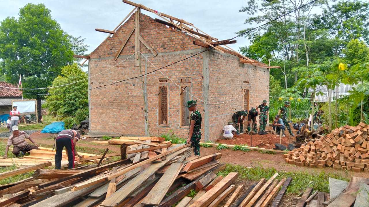 Progres RTLH TMMD ke-126 Kodim 0427/Way Kanan Capai 65 Persen, Pemasangan Kayu Rumah Bapak Parnen Dimulai