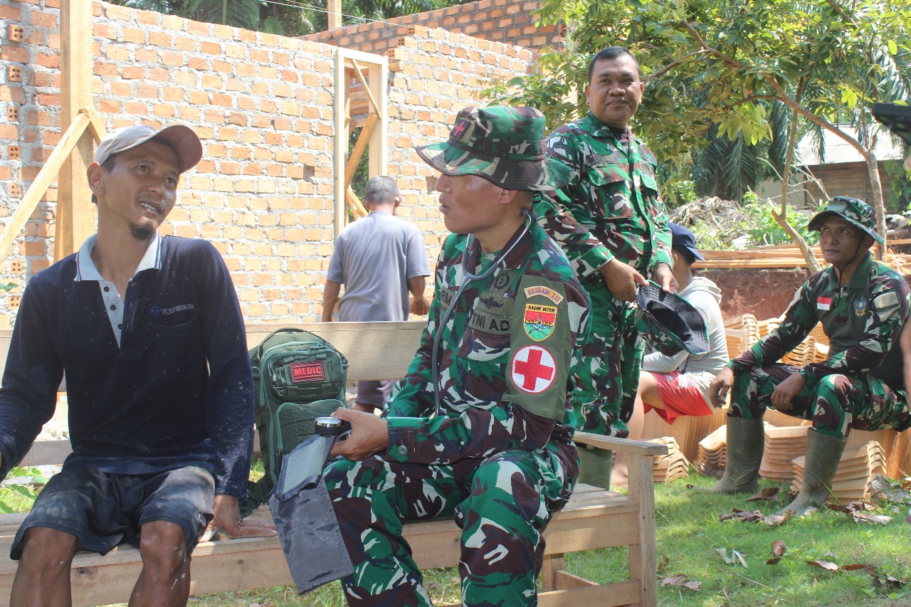 Tak Hanya Bangun Rumah, TNI TMMD Juga Jaga Kesehatan Warga Sriwijaya