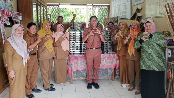 Peringati Hari Guru Sedunia, SMPN 21 Palembang Mulai Salurkan Program Makan Bergizi Gratis