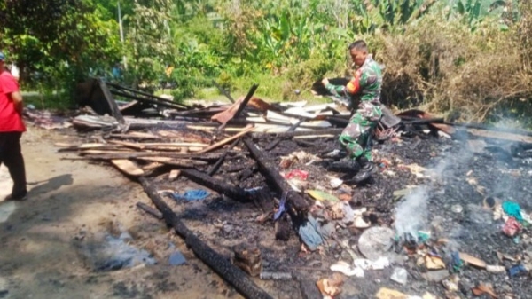 Korsleting Listrik Ludeskan Rumah Warga Tanggamus, Anggota Koramil Sigap Bantu Pemadaman