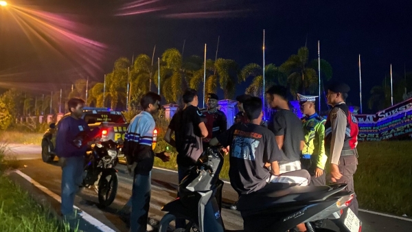 Jaga Malam Warga, Sat Samapta Polres Banyuasin Gelar Patroli Terpadu di Titik Rawan