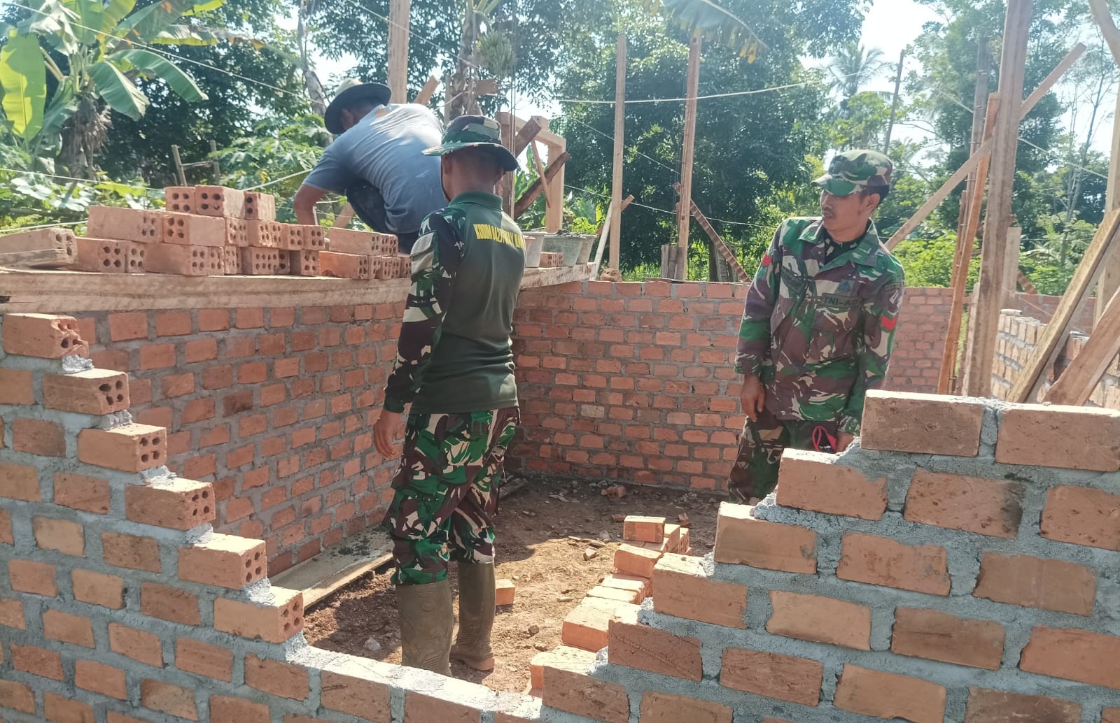 TMMD ke-126 Kodim 0427/Way Kanan Bangun Rumah Warga, Wujud Nyata TNI Hadir untuk Rakyat