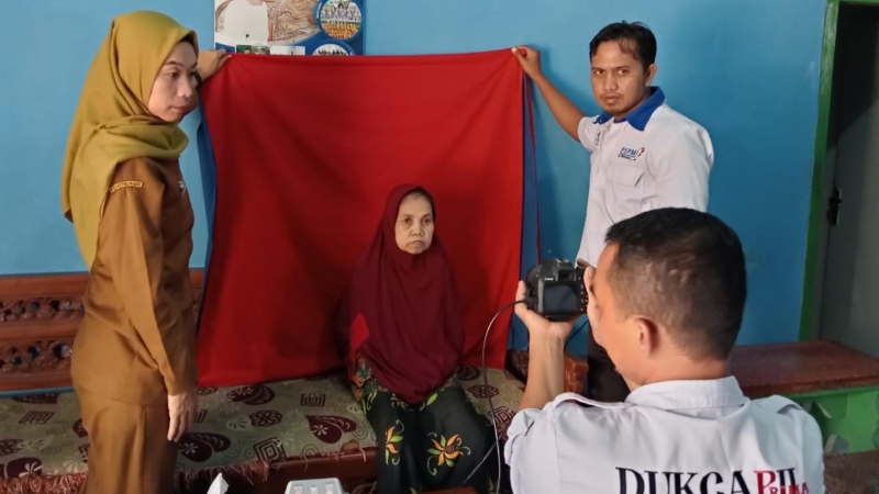 Jemput Bola ke Desa, Disdukcapil Probolinggo Lakukan Perekaman e-KTP di Rumah Warga