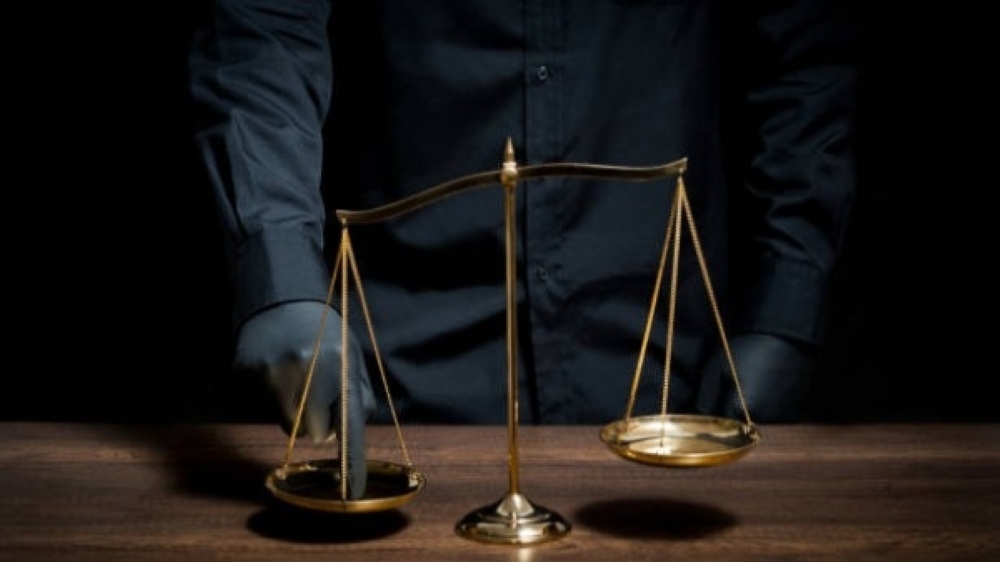 Kesenjangan Antara Hukum dan Politik: Dimana Hukum Dijadikan Sebagai Pedomani Atau Alat Kekuasaan?