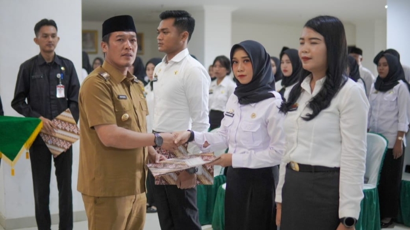 Dilantik Bupati Dedi Irawan, Satu CPNS IPDN dan 81 PPPK Periode II Pesibar Terima SK