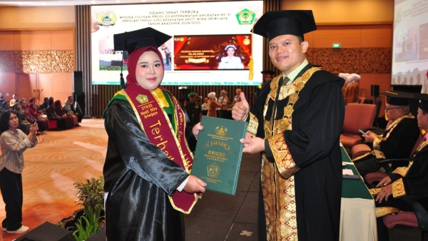 Ketua STIKES Hesti Wira Sriwijaya Mayor CKM Dr. Aris Teguh Hidayat S.Kep., Ners., M.Kep Berikan Ijazah Pada Wisuda angkatan 31 Prodi D3 Keperawatan