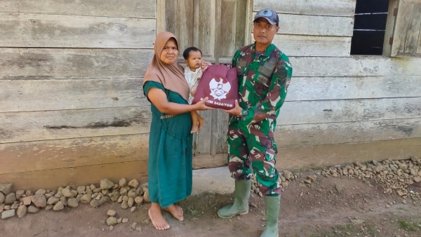 Peduli Warga Kurang Mampu, Kodim 0424/Tanggamus Bagikan Sembako Door to Door