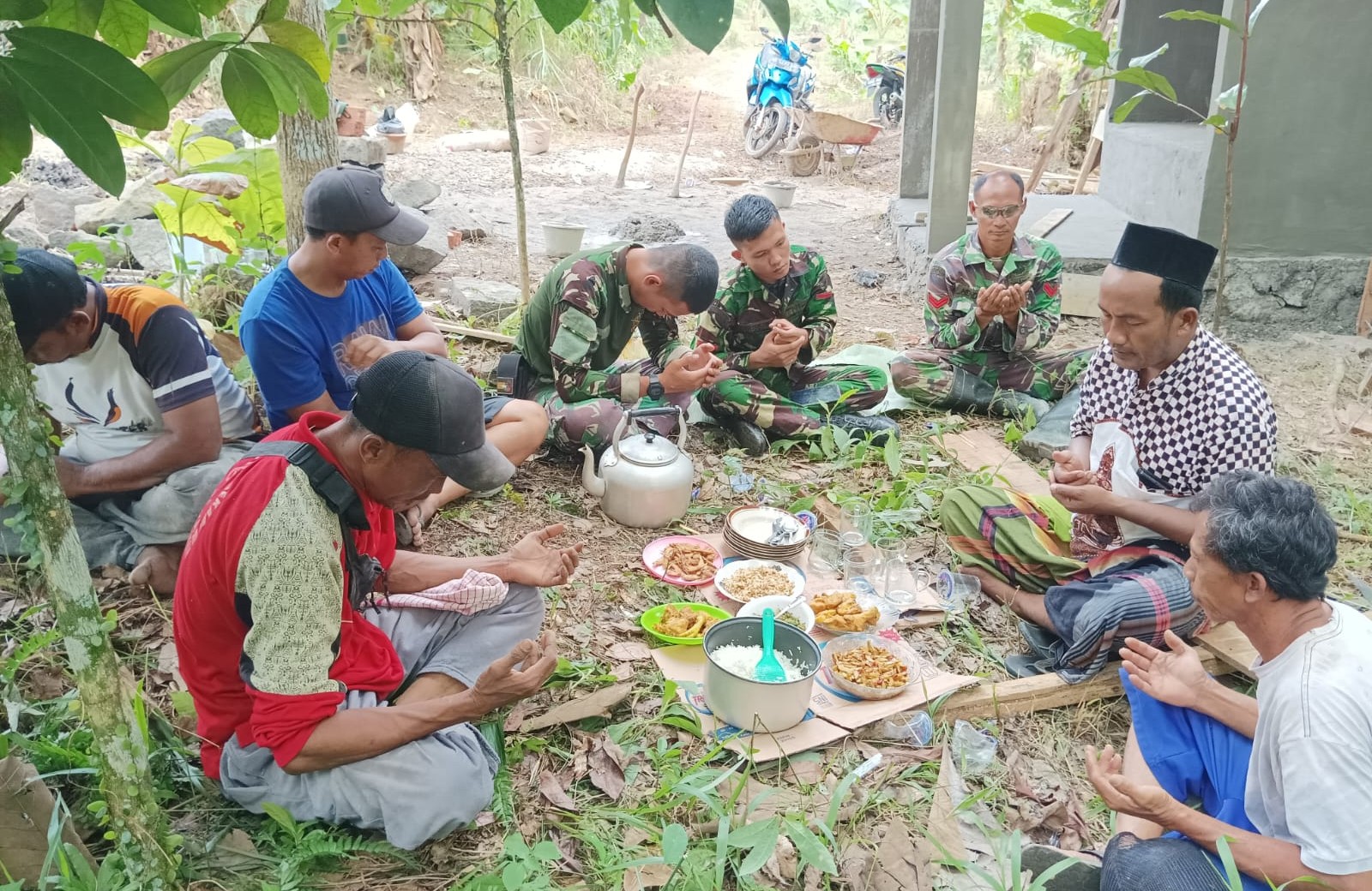 Hangatnya Kebersamaan TNI dan Warga Sriwijaya Usai Bangun Poskamling TMMD Ke-126