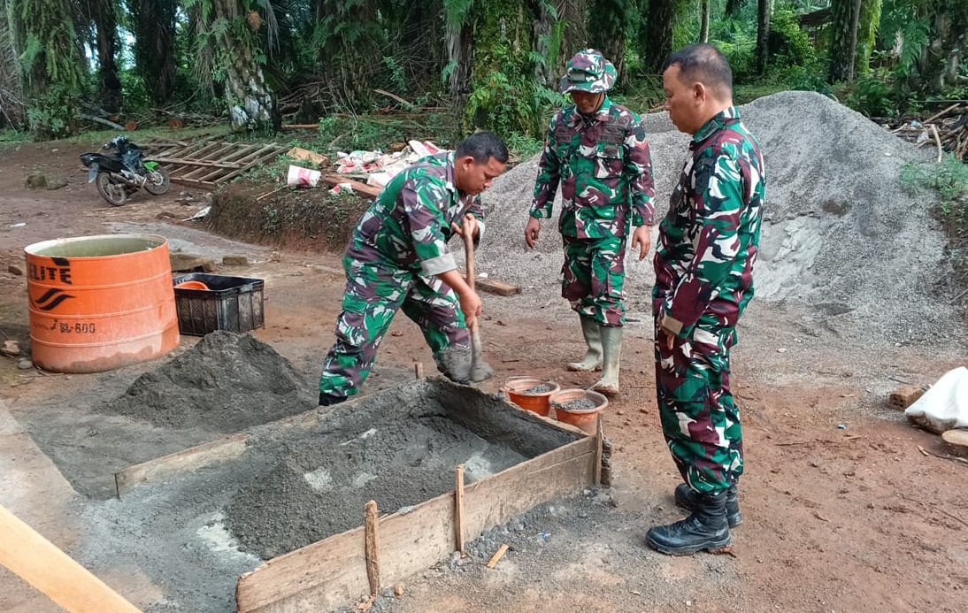 TMMD Bangun Rumah Harapan Bapak Sidin di Dusun Sriwijaya