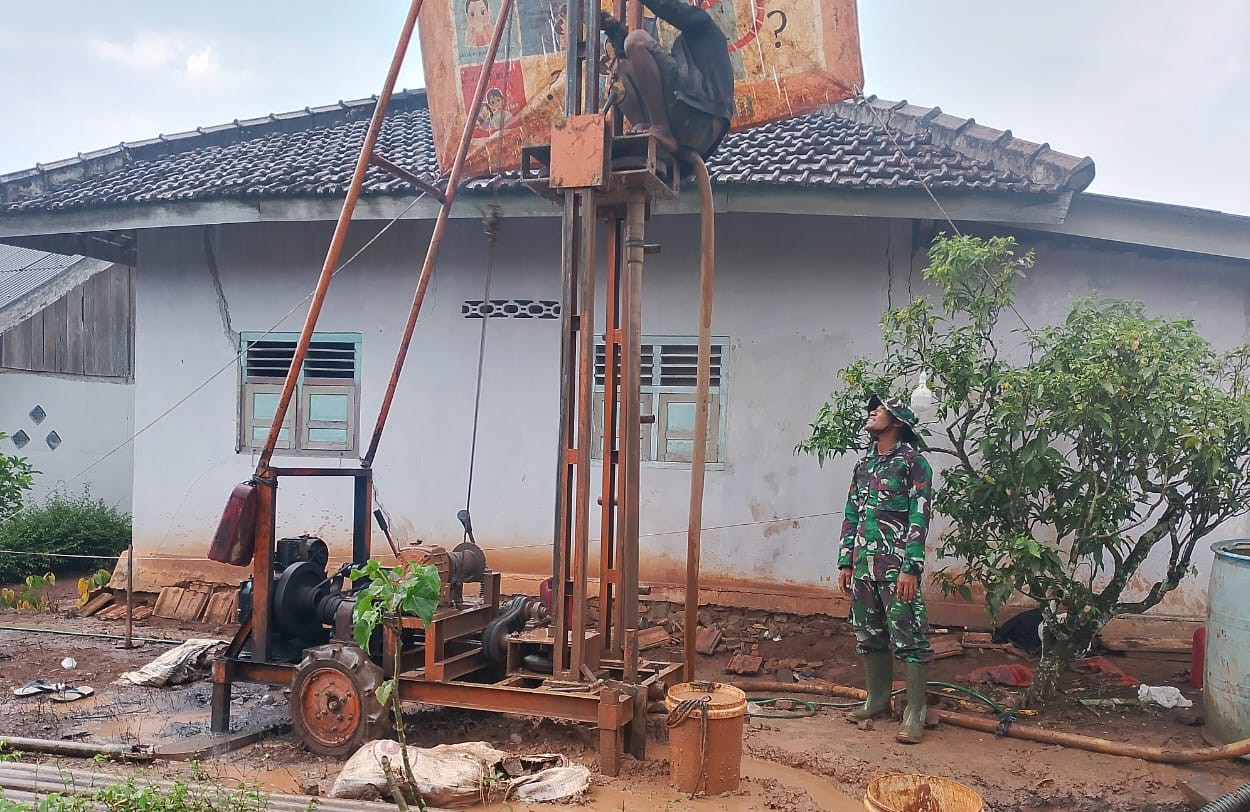 Semangat Tak Luntur, Satgas TMMD Terus Lanjutkan Pengeboran Sumur di Kampung Sriwijaya