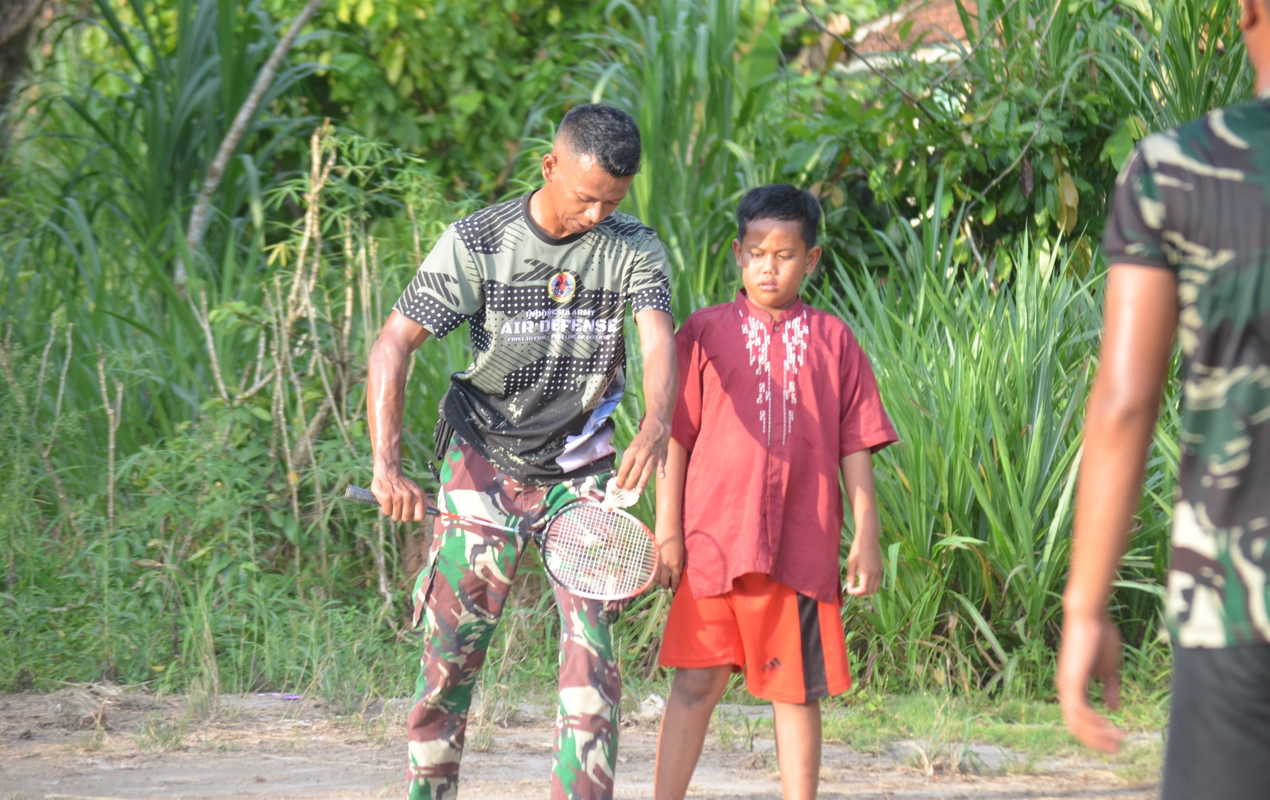 TNI Latih Anak-Anak Kampung Sriwijaya Bermain Bulu Tangkis, Wujud Kemanunggalan dengan Rakyat