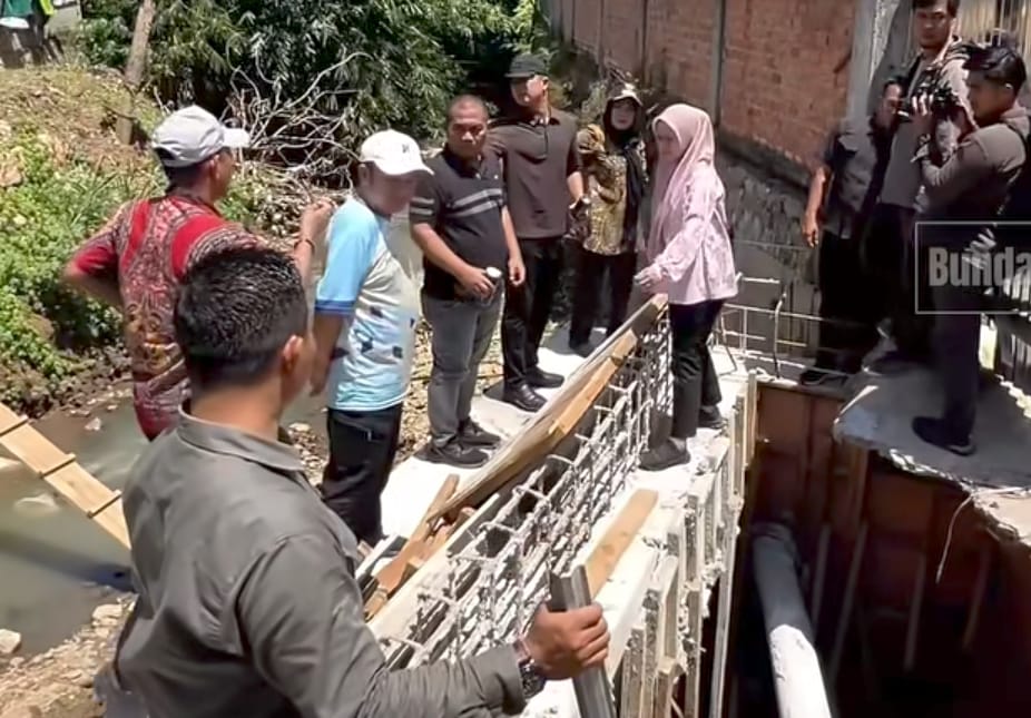 Wali Kota Eva Dwiana Sidak Proyek Perbaikan Jembatan di Rajabasa, Pastikan Tidak Ganggu Aliran Sungai