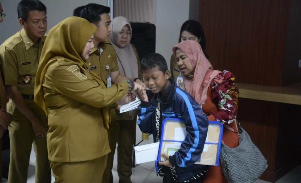 Wali Kota Eva Dwiana Bantu 69 Warga Terdampak Bencana dan Sakit Berat