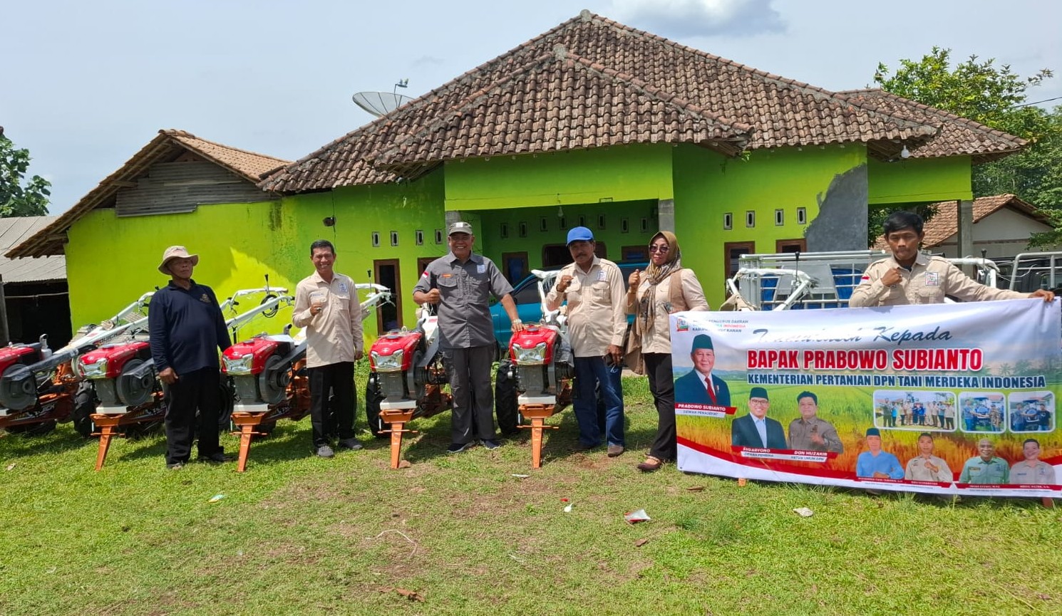 DPD TMI Way Kanan Salurkan 7 Unit Alsintan Traktor Roda Dua kepada Kelompok Tani