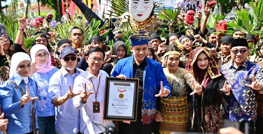 Bupati Lampung Selatan Radityo Egi Pratama menerima Piagam Rekor MURI