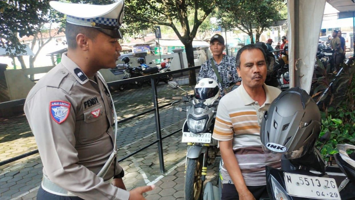 Perkuat Citra Humanis, Satlantas Polres Lumajang Gelar Program 'Polantas Menyapa' di Samsat