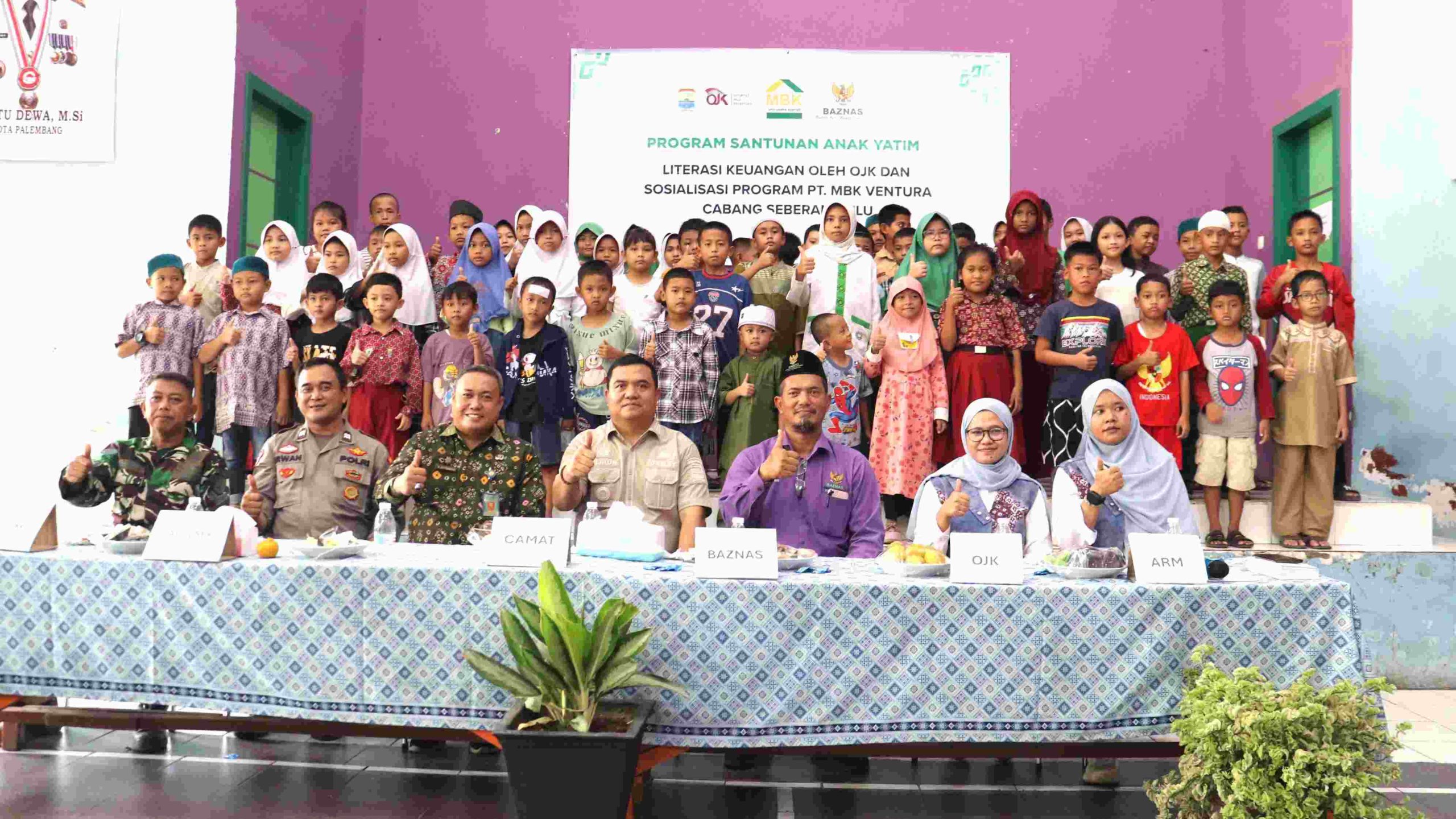 OJK dan MBK Sinergi dengan Baznas Palembang Salurkan Santunan untuk 80 Anak Yatim