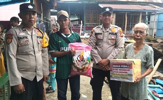 Rumah Janda Roboh Diterjang Angin, Polsek Sungsang Sigap Beri Bantuan