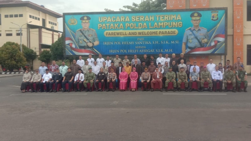 Polda Lampung Resmi Berganti Nakhoda, Irjen Helmy Serahkan Pataka ke Irjen Helfi Assegaf