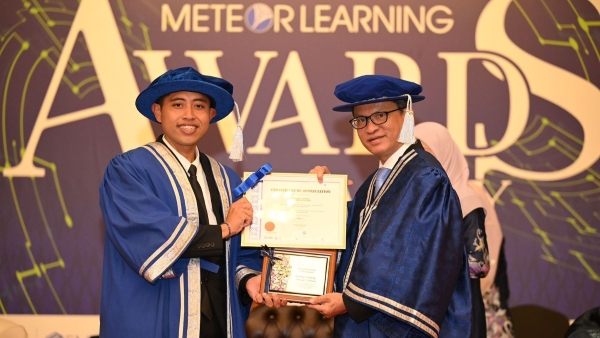 Tokoh Lampung Radep Riyantoro Jadi Anggota Senat Kehormatan Wisuda Open University Malaysia