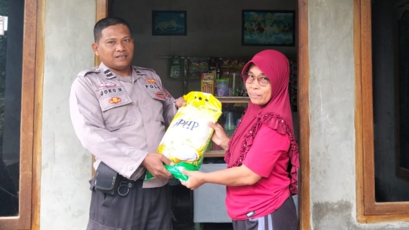 Jaga Stabilitas Harga, Polsek Semaka Gelar Pasar Murah 2 Ton Beras Ludes