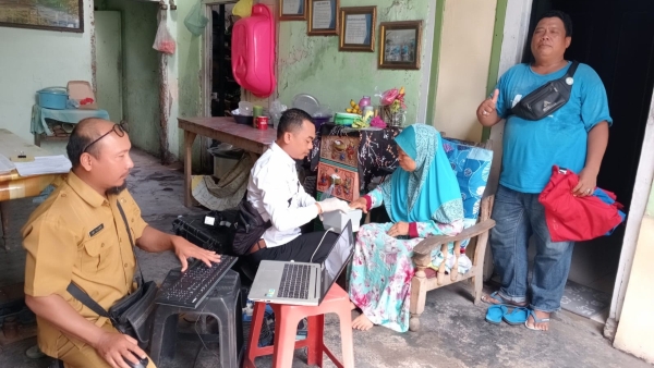 Aksi Cepat AWPR Bantu Lansia, Jemput Bola Perekaman e-KTP untuk Akses BPJS