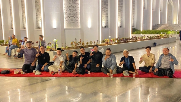 Hujan Tak Surutkan Semangat, Kajian Malam Minggu Masjid Al-Bakrie Ramai Peserta